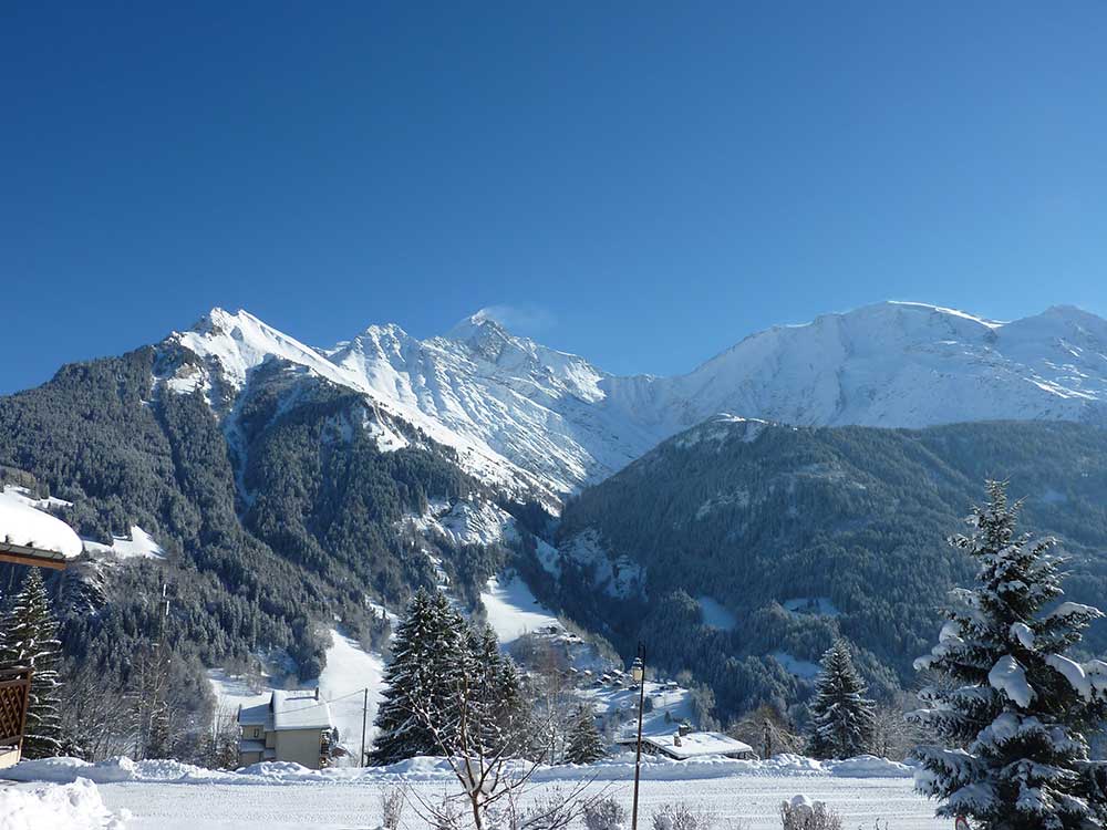Vacances à la montagne été comme hiver à Saint-Nicolas de Véroce, village de Saint-Gervais en Haute Savoie 74